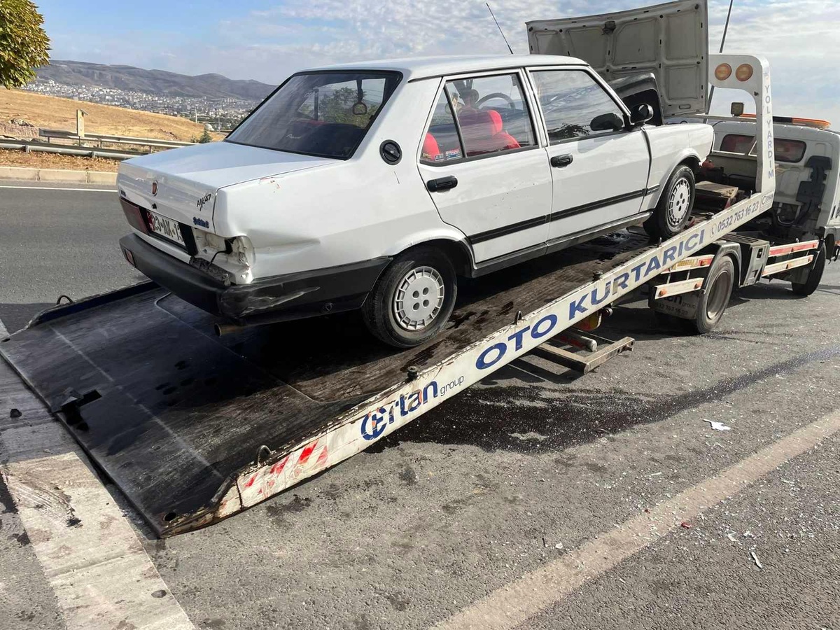Elazığ\'da otomobil kamyona çarptı: 1 yaralı