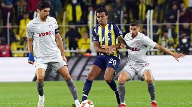 F.Bahçe taraftarının hedefindeki Luiz Gustavo, Olympiakos mağlubiyetinde sorumluluğu üstlendi F.Bahçe taraftarının hedefindeki Luiz Gustavo, Olympiakos mağlubiyetinde sorumluluğu üstlendi