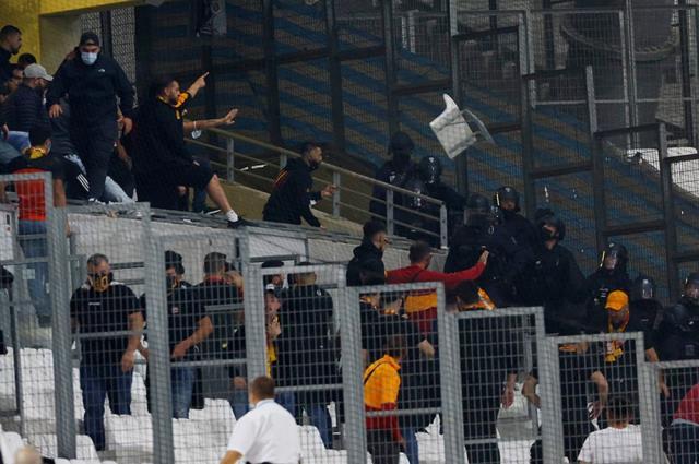 Fransız polisinden skandal müdahale! Galatasaray taraftarı canını kurtarmaya çalışıyor