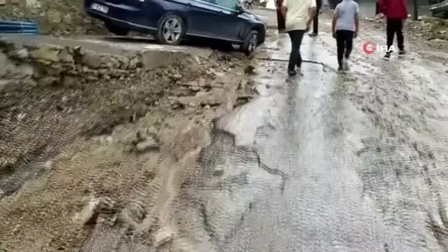 Hatay'da şiddetli yağış etkili oldu: Yollar çöktü, araçlar çukura düştü