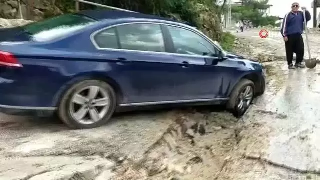 Hatay'da şiddetli yağış etkili oldu: Yollar çöktü, araçlar çukura düştü