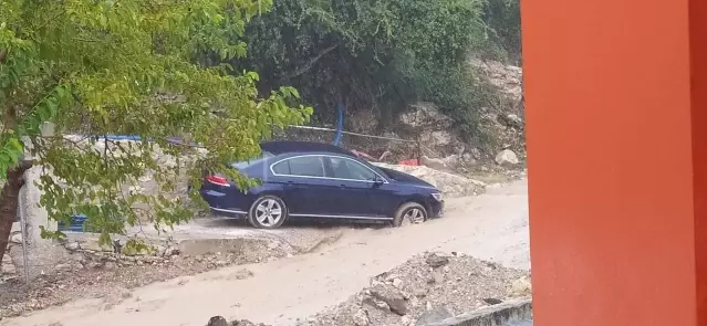 Hatay'da yollar çöktü, araçlar çukura düştü