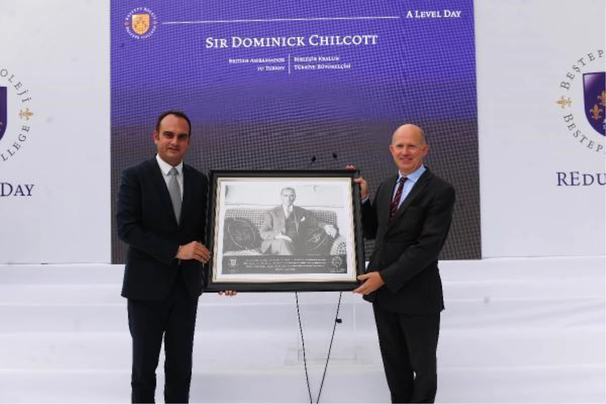 İngiltere\'nin Fenerbahçeli Büyükelçisi Chilcott\'a, liselilerden Atatürk portresi