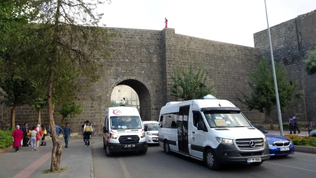 Diyarbakır'da kahreden dakikalar! Türk bayrağına sarılarak intihar etmek isteyen adamı çocuğu izledi