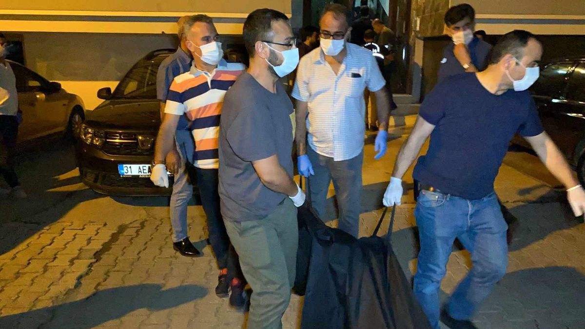 Son dakika haber | İskenderun\'da evde ölü bulunan anne ve 2 çocuğunun cesedi morga kaldırdı