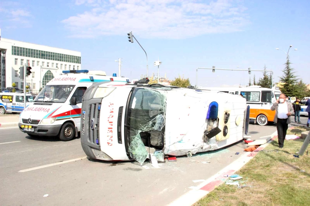 Son dakika haber! Karaman\'da ambulans ile minibüs çarpıştı, seyyar satıcının aracı refüje fırladı: 10 yaralı