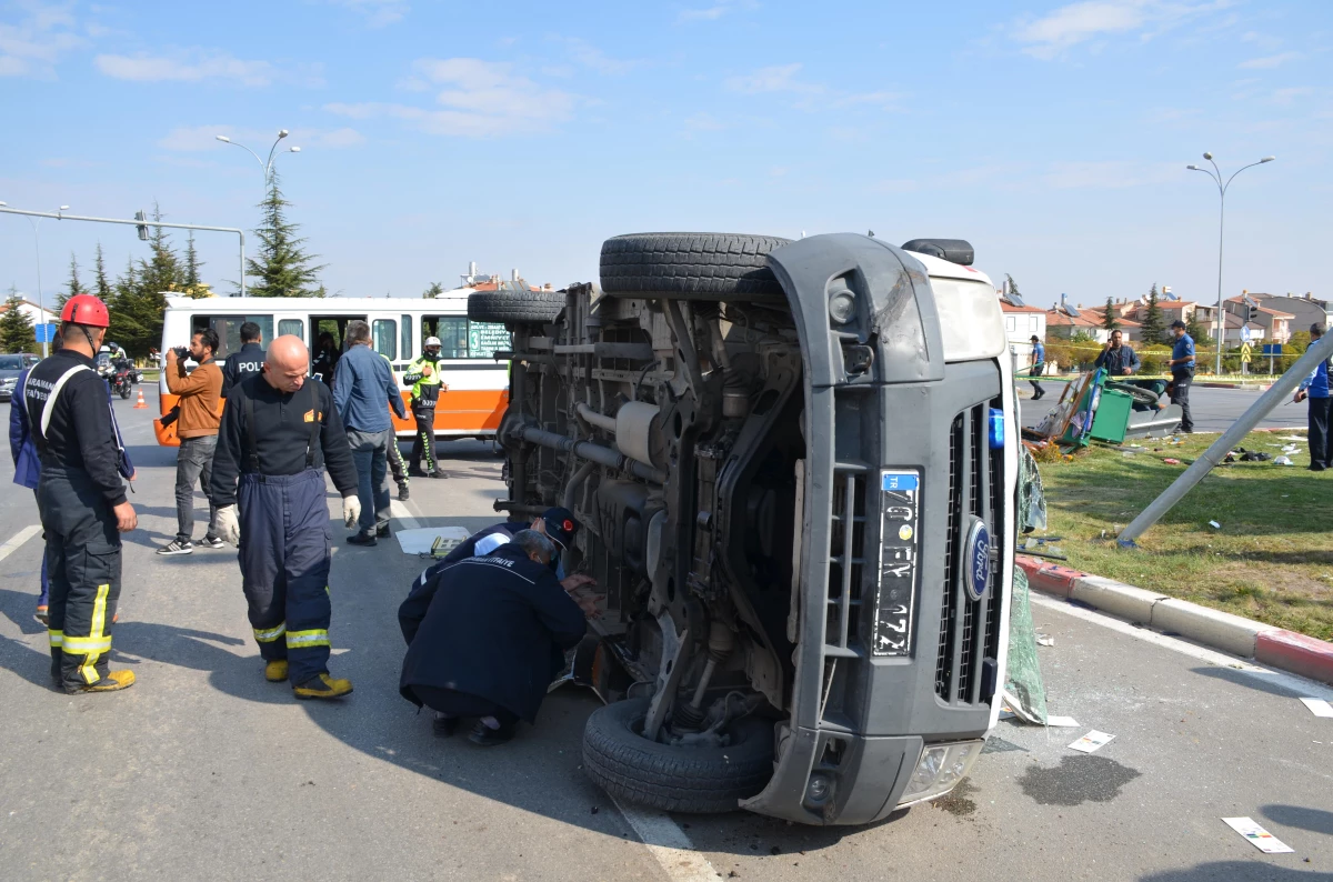 Karaman\'da ambulansla dolmuşun çarpışması sonucu biri ağır 10 kişi yaralandı