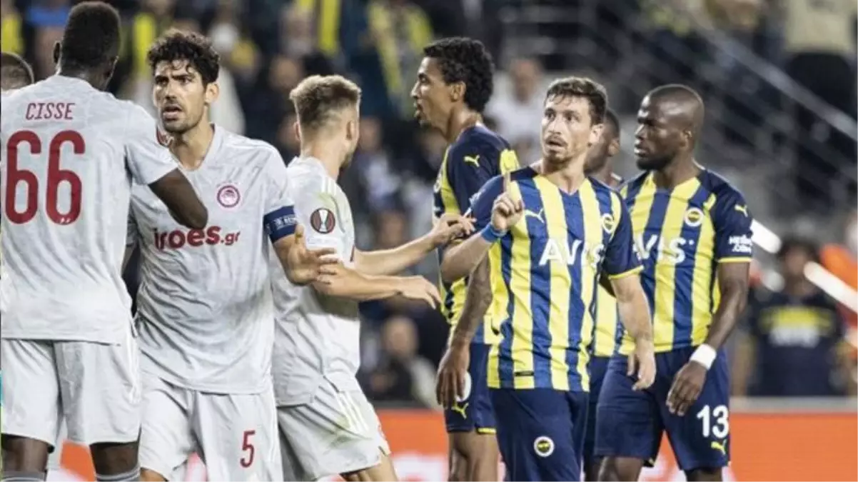 Olympiakos mağlubiyeti taraftarı çıldırttı! Mert Hakan ve Gustavo oyundan çıkarken statta kıyamet koptu