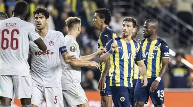 Olympiakos mağlubiyeti taraftarı çıldırttı! Mert Hakan ve Gustavo oyundan çıkarken statta kıyamet koptu