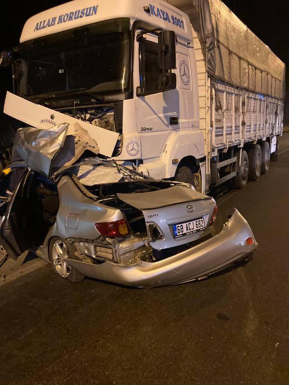 Otomobil, karşı şeride geçip kamyonun altına girdi: 1 ölü