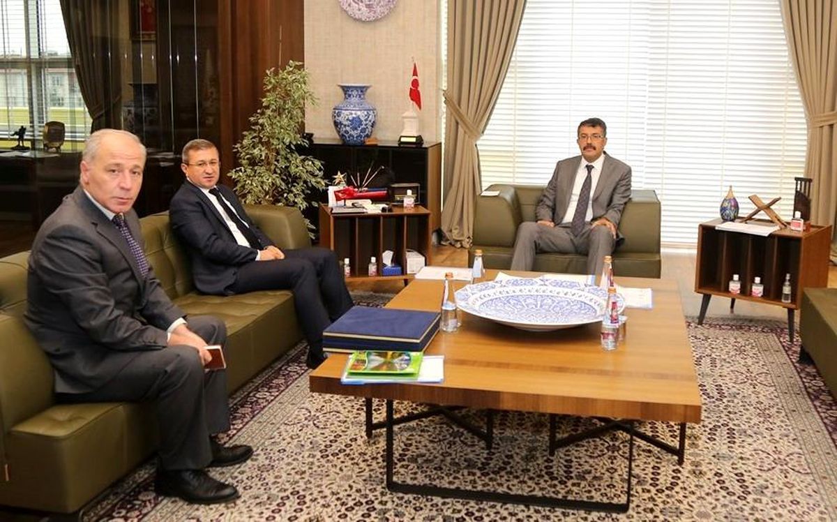 Son dakika... Şehitlikler düzenli temizleniyor