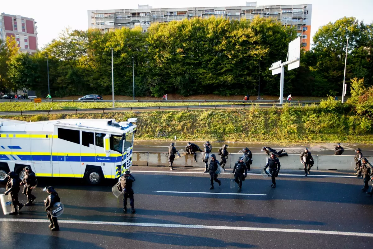 Slovenya\'da Kovid-19 tedbirlerini protesto eden gruba polis müdahale etti