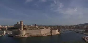 Sokaklar grev nedeniyle çöp yığınlarıyla doldu