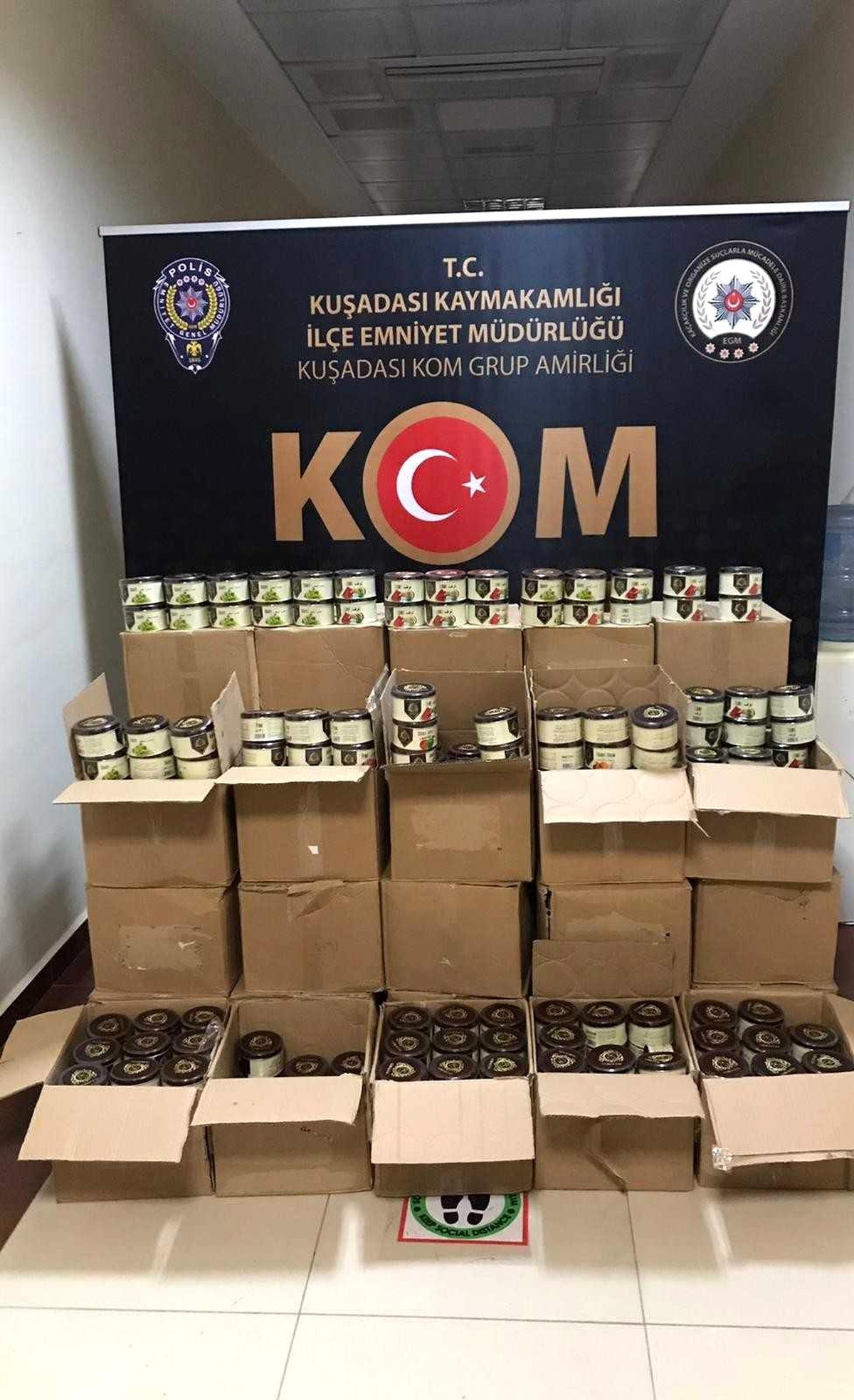Şüpheli kamyonetten nargile tütünü çıktı
