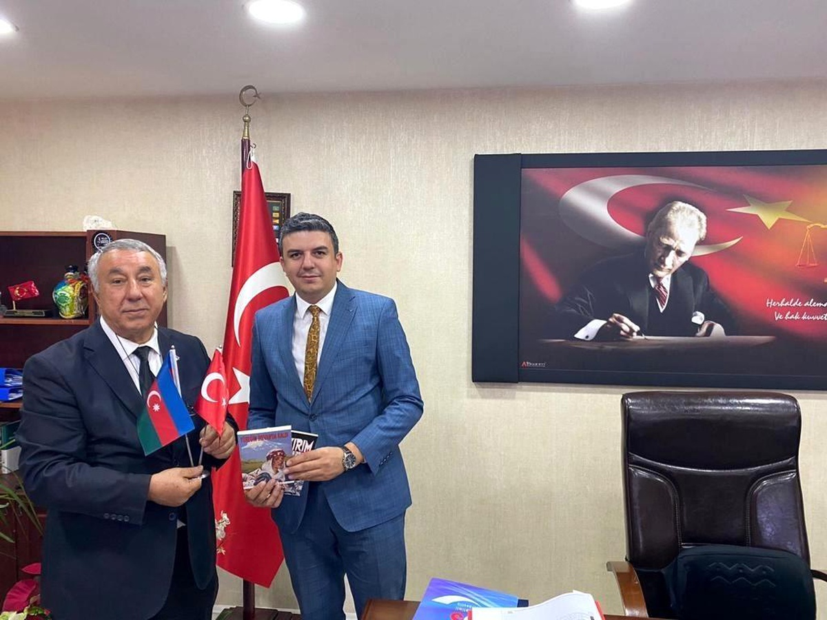 Ünsal, Iğdır Cumhuriyet Başsavcısına kitap hediye etti