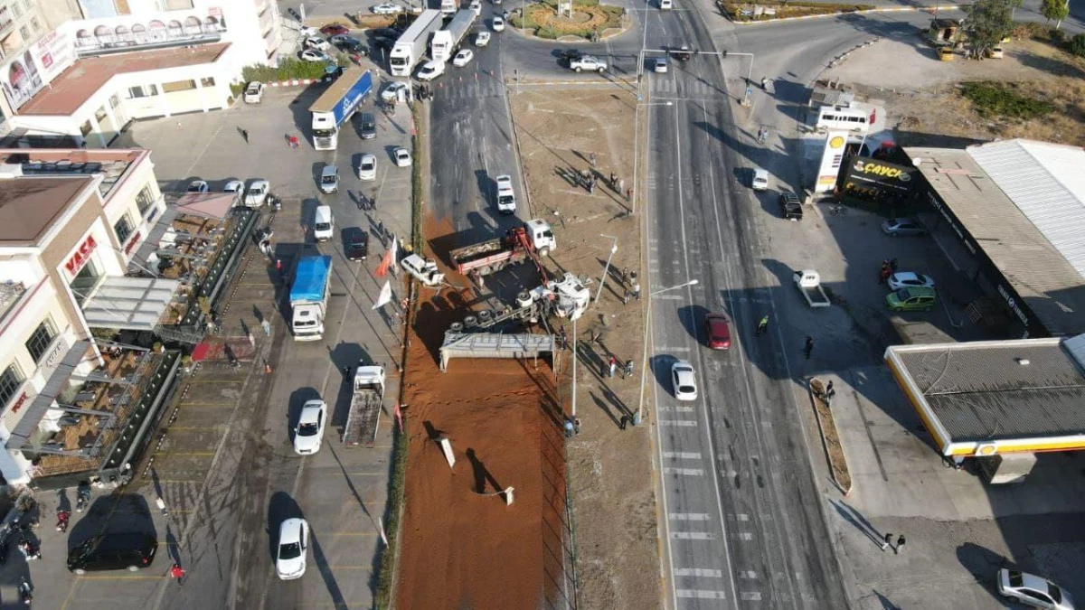 BALIKESİR - Güvenlik kamerası - Tırın devrilmesi sonucu kapanan D-565 kara yolunun Balıkesir yönü ulaşıma açıldı