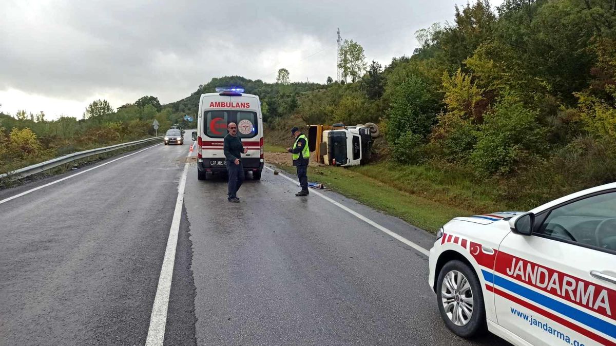 Yoldan çıkan kamyon devrildi