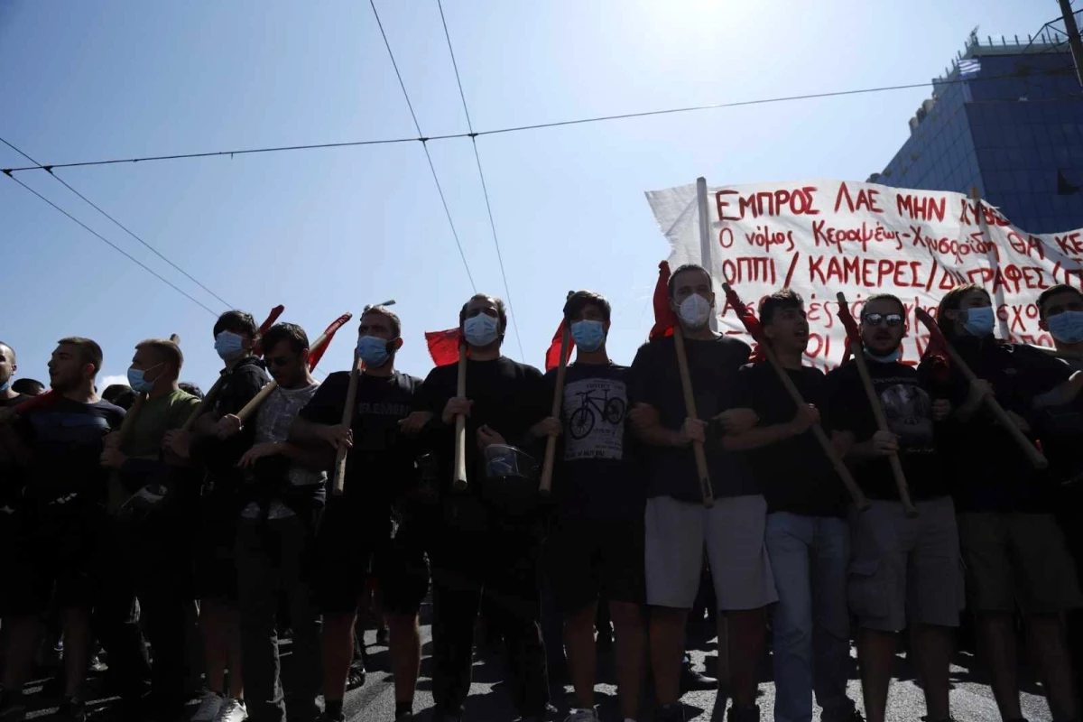Yunanistan\'da öğrenciler üniversitelerin açılması için sokaklara döküldü
