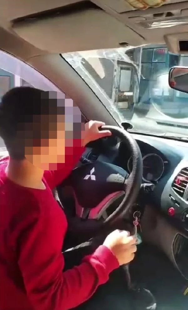 7 yaşındaki oğluna araba kullandırdığı görüntüleri paylaşan baba, cezadan kaçamadı