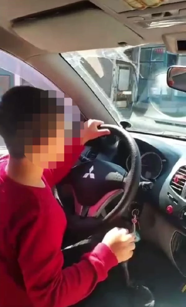 Baba, 7 yaşındaki oğluna araba kullandırdığı görüntülerle ceza aldı