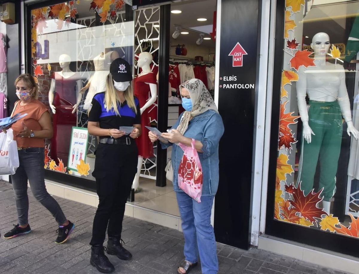 Adana\'da polis esnaf ve vatandaşları dolandırıcılık ile hırsızlığa karşı uyardı