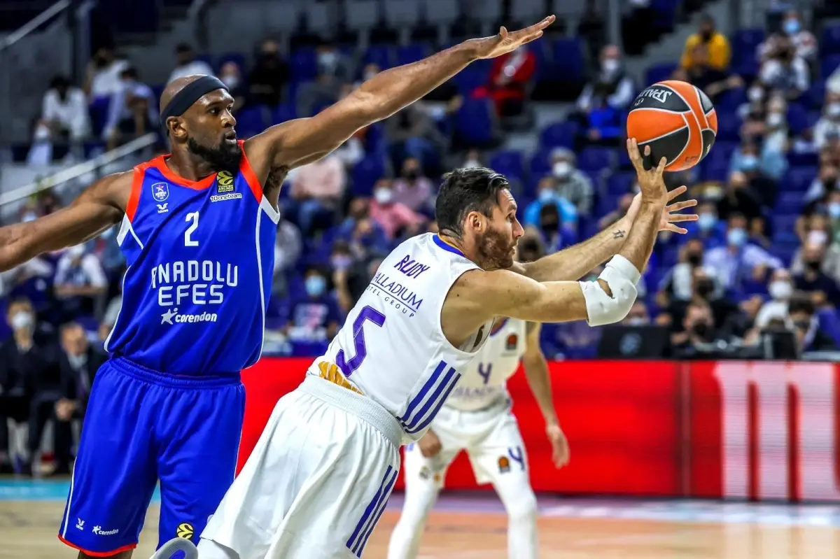 Anadolu Efes, Euroleague\'e mağlubiyetle başladı