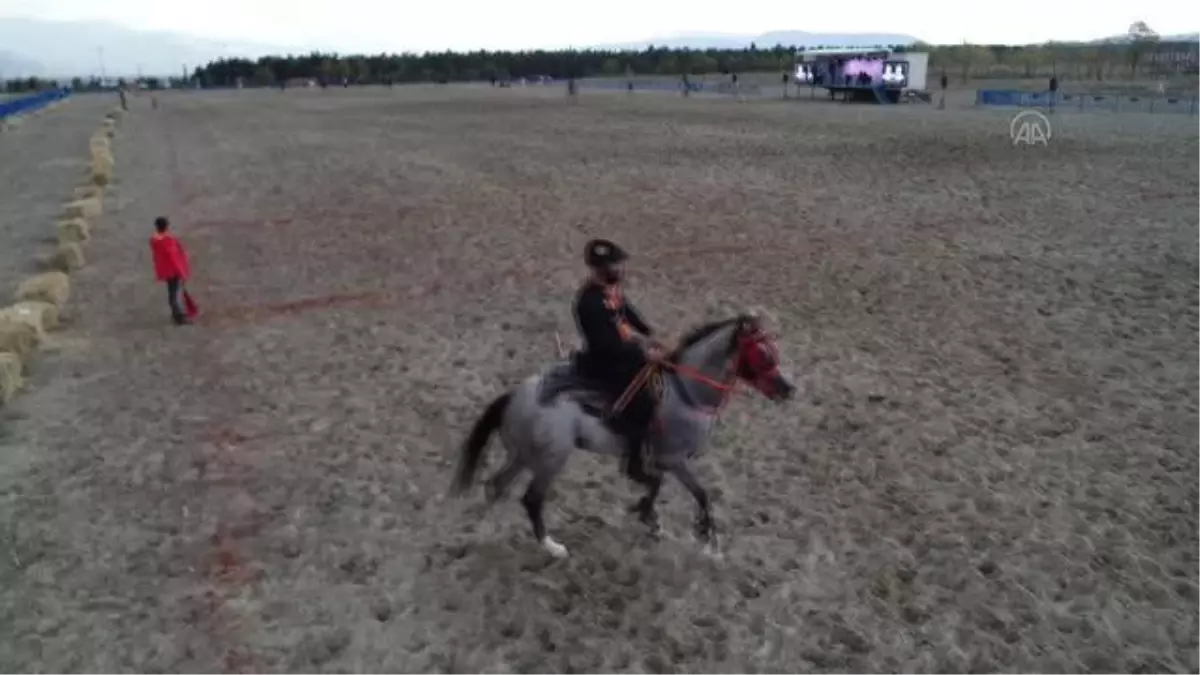 Ata sporu ciritin müsabakalarını "Dadaş" kadın hakemler yönetiyor