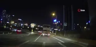 Ataşehir'de kapağı açık kamyon kasasındaki tehlikeli yolculuk kamerada