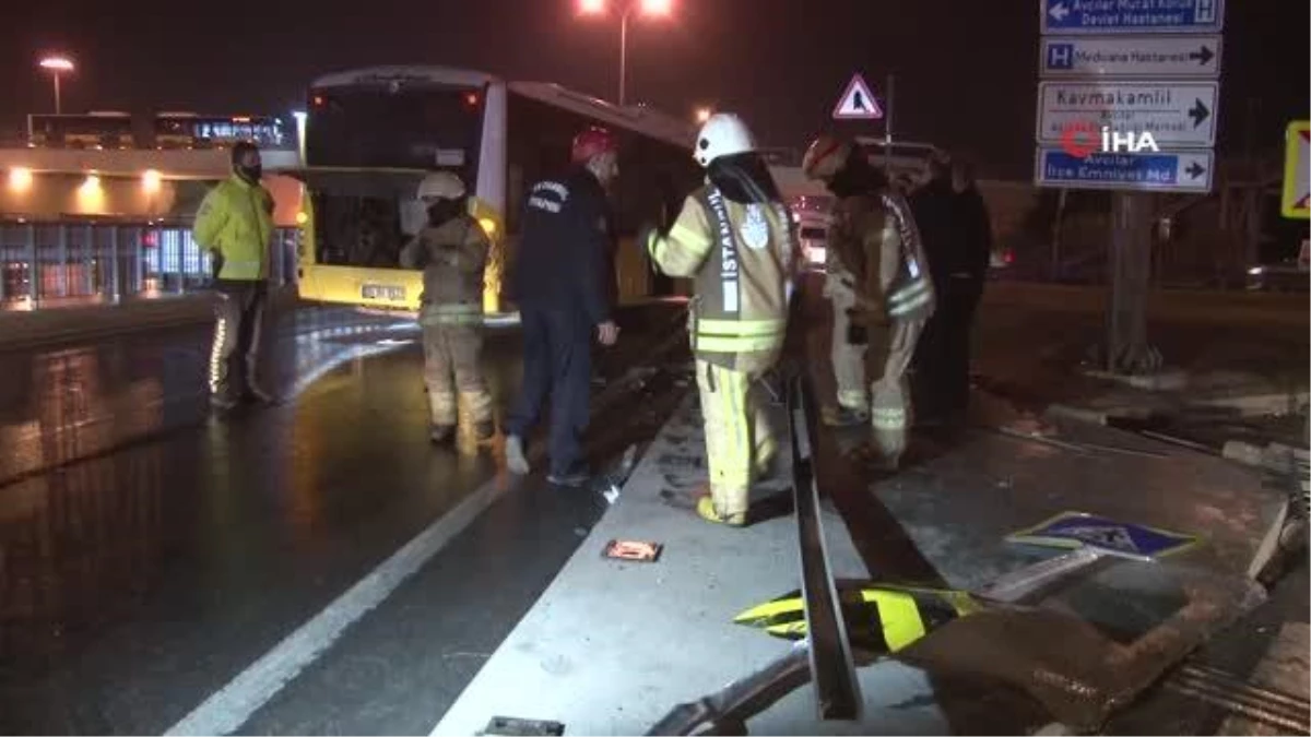 Son dakika haberi... Avcılar\'da halk otobüsü kaza yaptı, otobüse bariyer saplandı: 1\'i ağır 4 yaralı