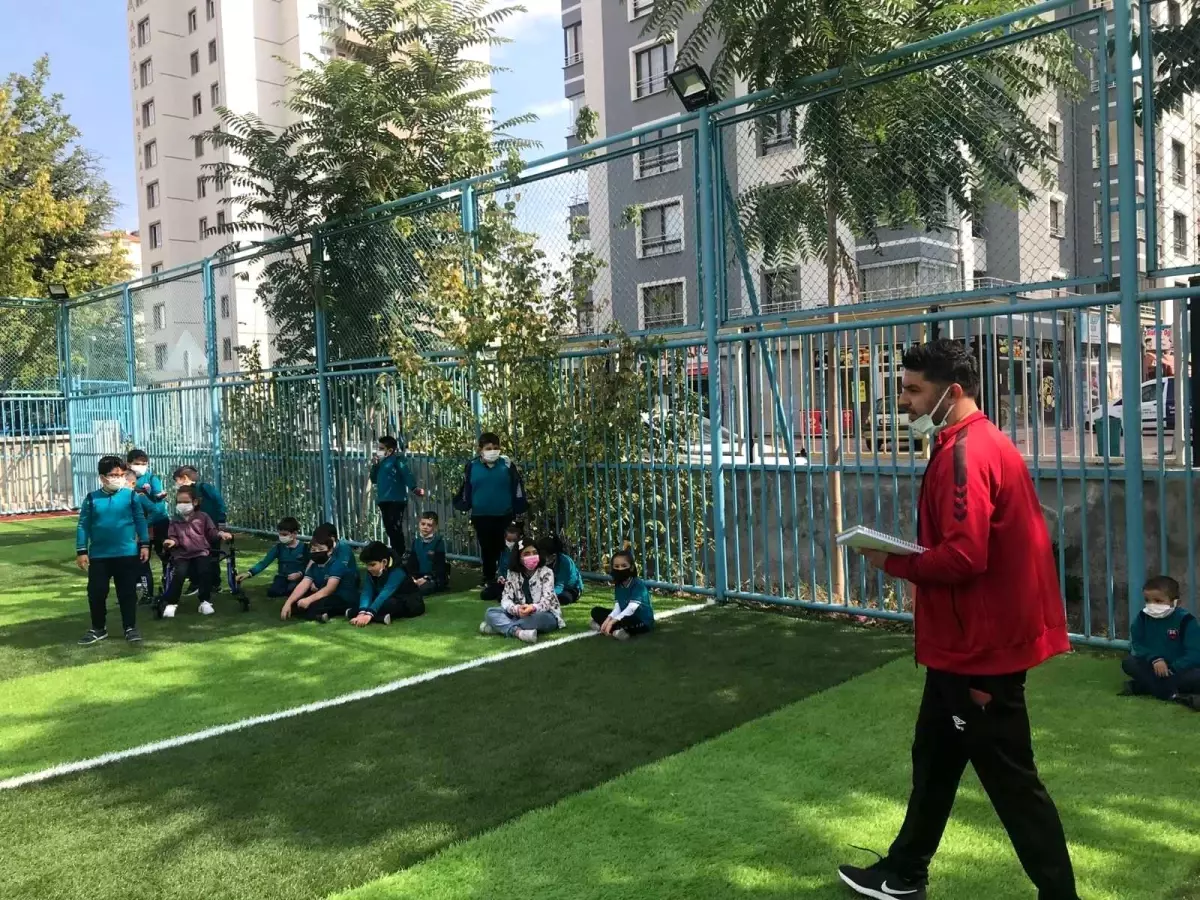 Badminton branşına sporcular GSB Spor okullarından yetişecek