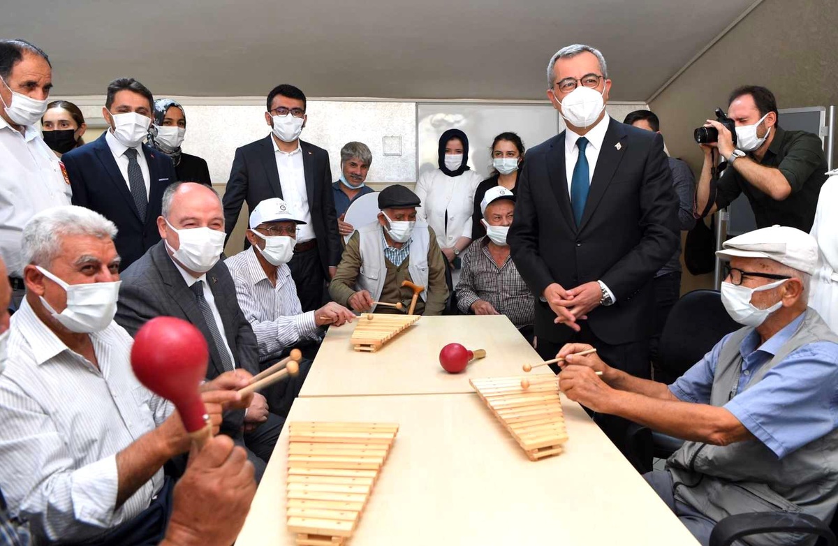 Başkan Güngör: "Ulu çınarlarımız sosyal hayatla iç içe olacak"