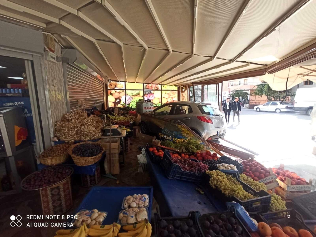 Son dakika: Başkent\'te kaza yapan otomobil marketin manav reyonuna daldı