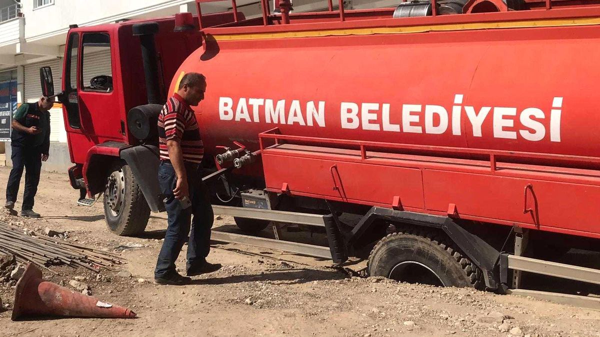 Batman\'da belediye itfaiye aracı, belediyenin açtığı çukura düştü