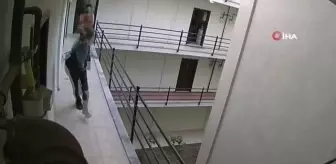 Dehşet anları kamerada...Fırlattığı bıçak isabet etmeyince koşup yakalayarak sırtına sapladı