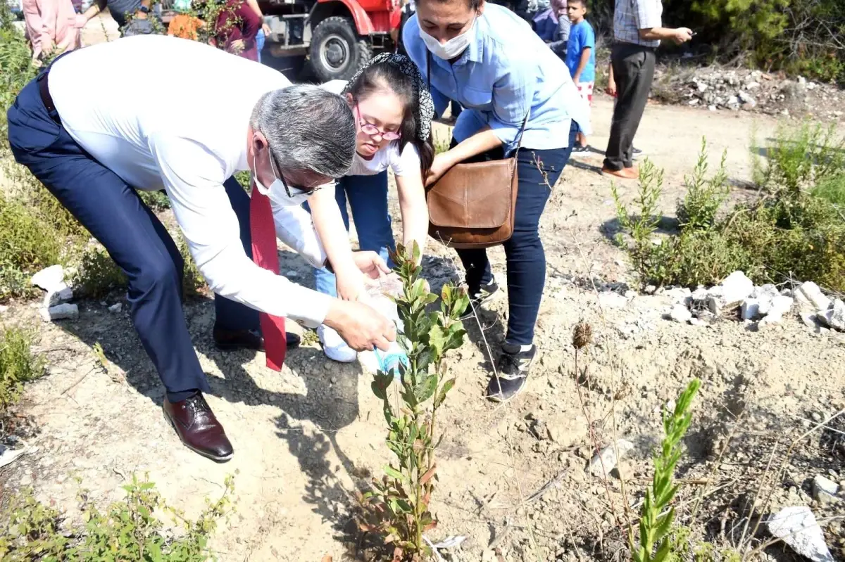 Down sendromlu çocuklar, diktikleri fidanları Başkan Topaloğlu ile birlikte suladılar