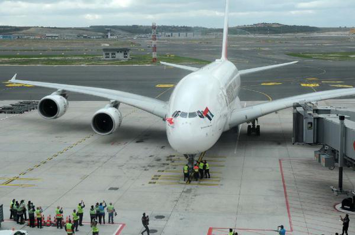 Dünyanın en büyük uçağı İstanbul\'a ilk yolcularını taşıdı