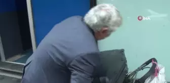 Erzurumlu seyyar satıcının 'Şener Şen' tiplemesi vatandaşları gülümsetti