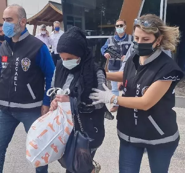 Gayrimenkul zengini yaşlı eşini yatında öldürtüp, cansız bedenini de sandıkla deniz attırmış Gayrimenkul zengini yaşlı eşini yatında öldürtüp, cansız bedenini de sandıkla deniz attırmış