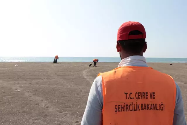 Hatay sahillerinde Suriye kaynaklı petrol sızıntısının temizlik çalışmaları sürüyor