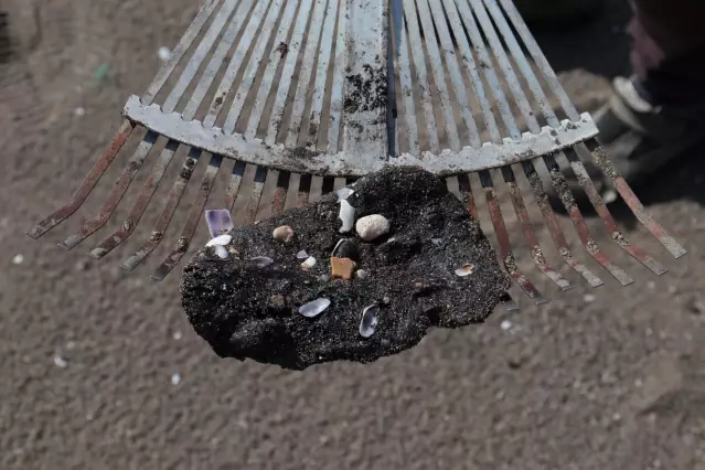 Hatay sahillerinde Suriye kaynaklı petrol sızıntısının temizlik çalışmaları sürüyor