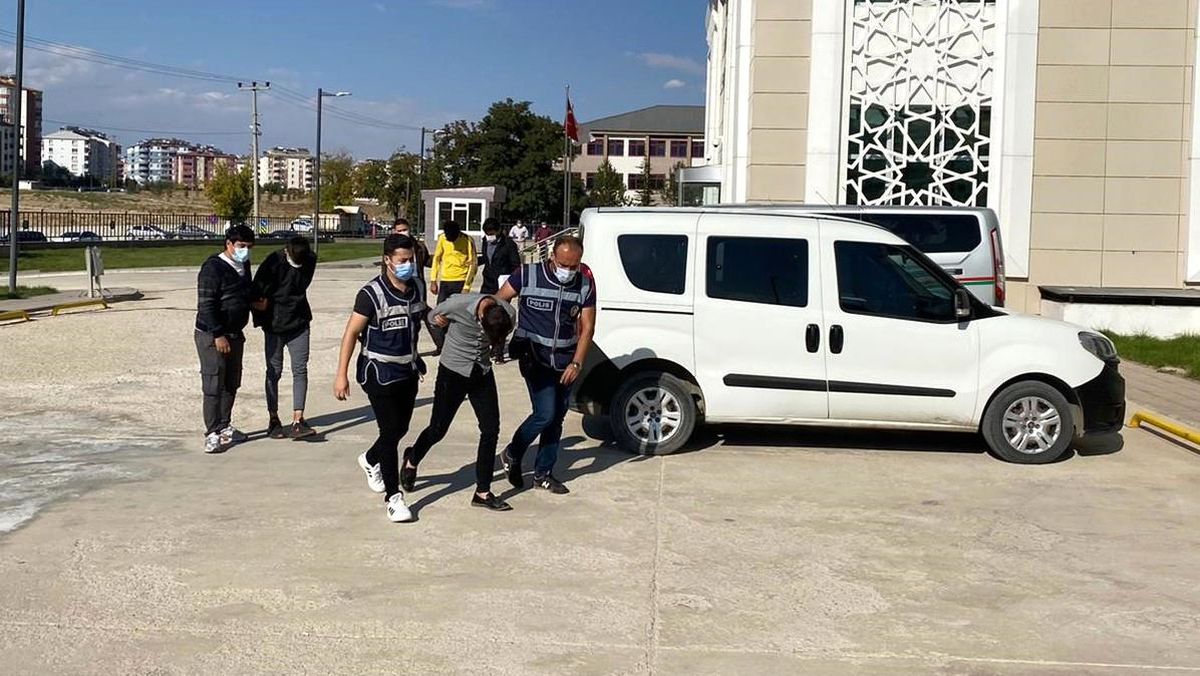 İçinde arı dolu kovanı bile çalan şebekenin 3 üyesi tutuklandı