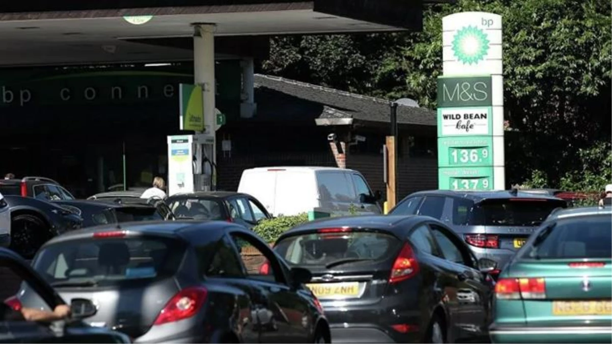 İngiltere\'deki benzin istasyonlarında yaşanan kriz devam ediyor! Depolarda akaryakıt kalmadı
