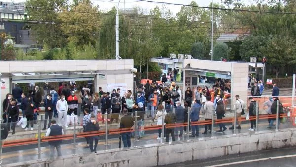 İstanbul'da iş çıkış saatlerinde yoğunluk yaşandı! Tramvaya binmek isteyen birbirleri ile yarıştı