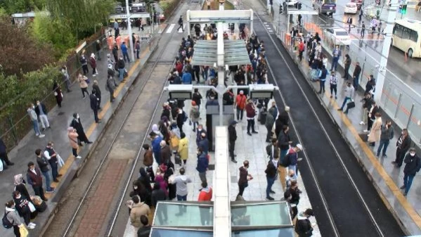 İstanbul'da iş çıkış saatlerinde toplu taşımada yoğunluk yaşandı