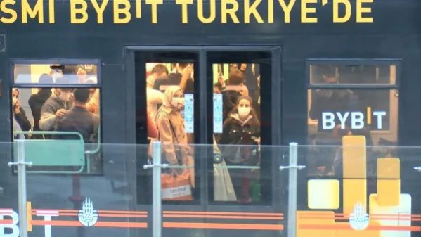 İstanbul'da iş çıkış saatlerinde toplu taşımada yoğunluk yaşandı