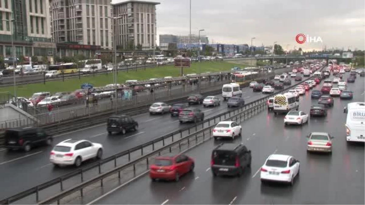 İstanbul\'da yağış trafikte yoğunluk oluşturdu