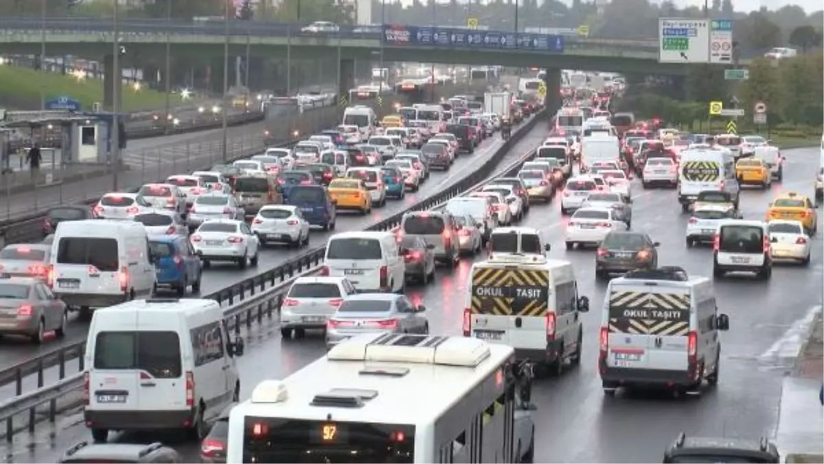 İSTANBUL\'DA YAĞMUR VE TRAFİK YOĞUNLUĞU (1)