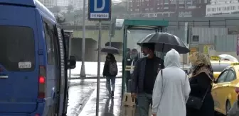 İstanbul'da yağmur yağdı, vatandaş yoğunlaşan trafikten dert yandı