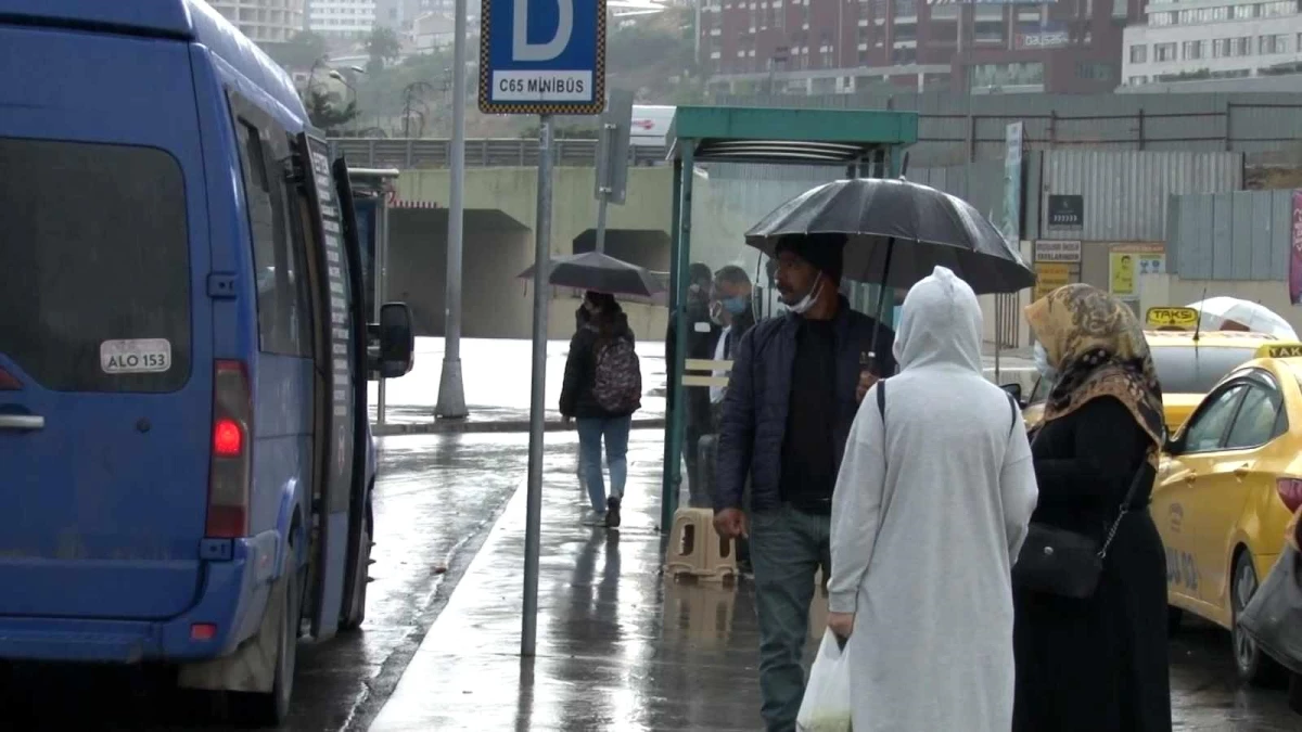 İstanbul\'da yağmur yağdı, vatandaş yoğunlaşan trafikten dert yandı