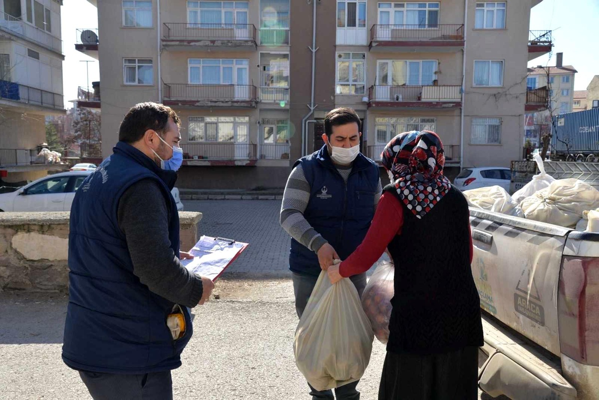 Kahramankazan Belediyesi hasta, yaşlı ve ihtiyaç sahiplerini yalnız bırakmıyor
